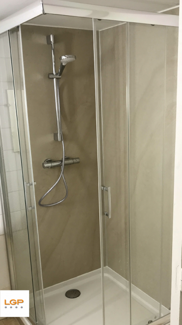 Douche avec panneaux Vipanel.png